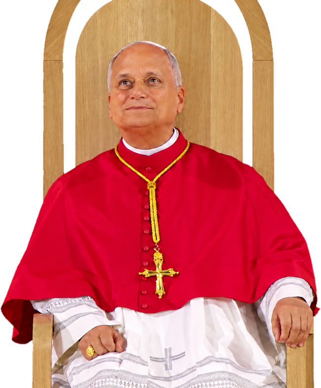Le pape Léon XIV assis dans un fauteuil de bois clair, en mozette rouge et rochet blanc, le regard levé