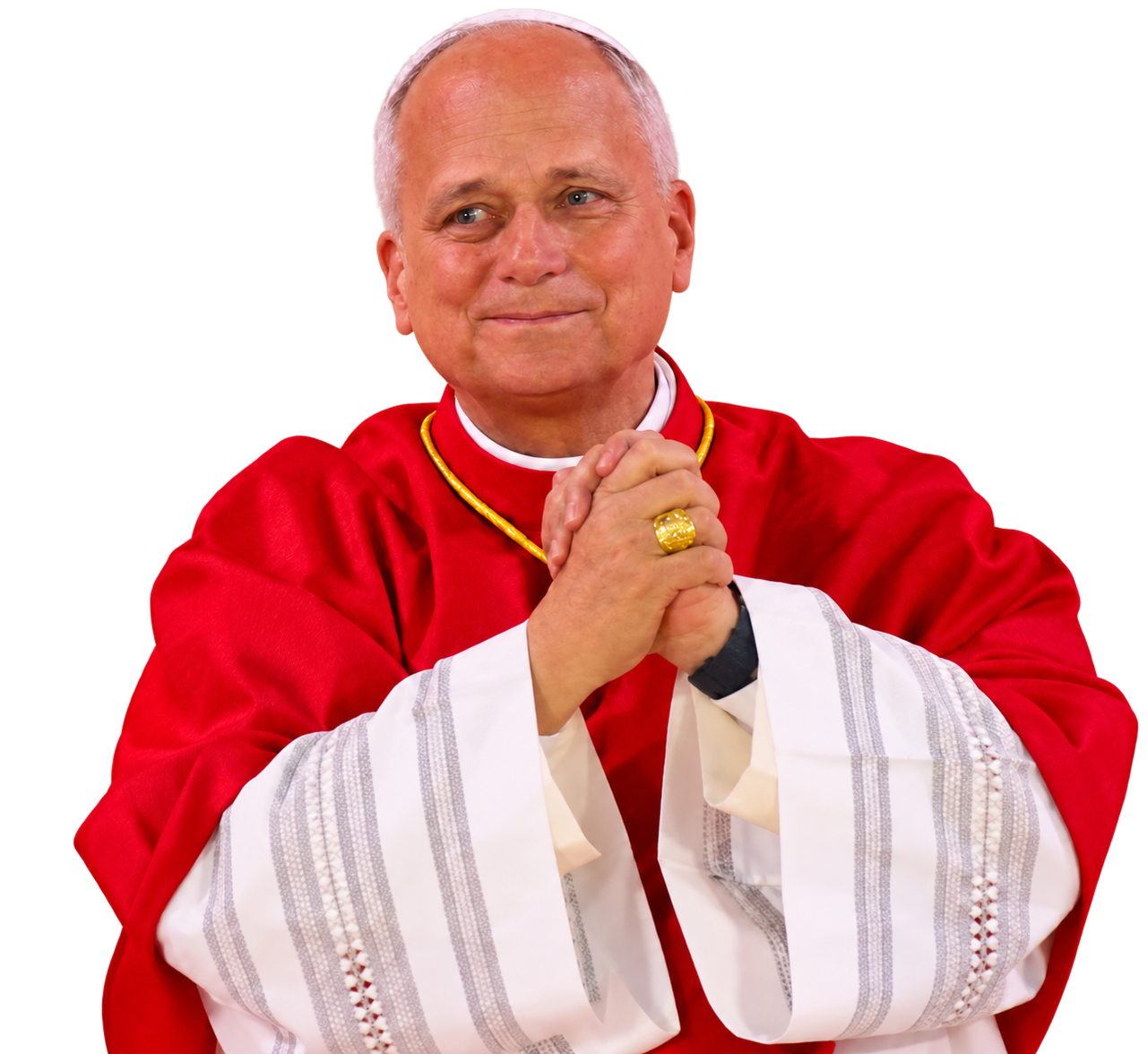 Le pape Léon XIV en vêtements liturgiques rouges, les mains jointes, souriant